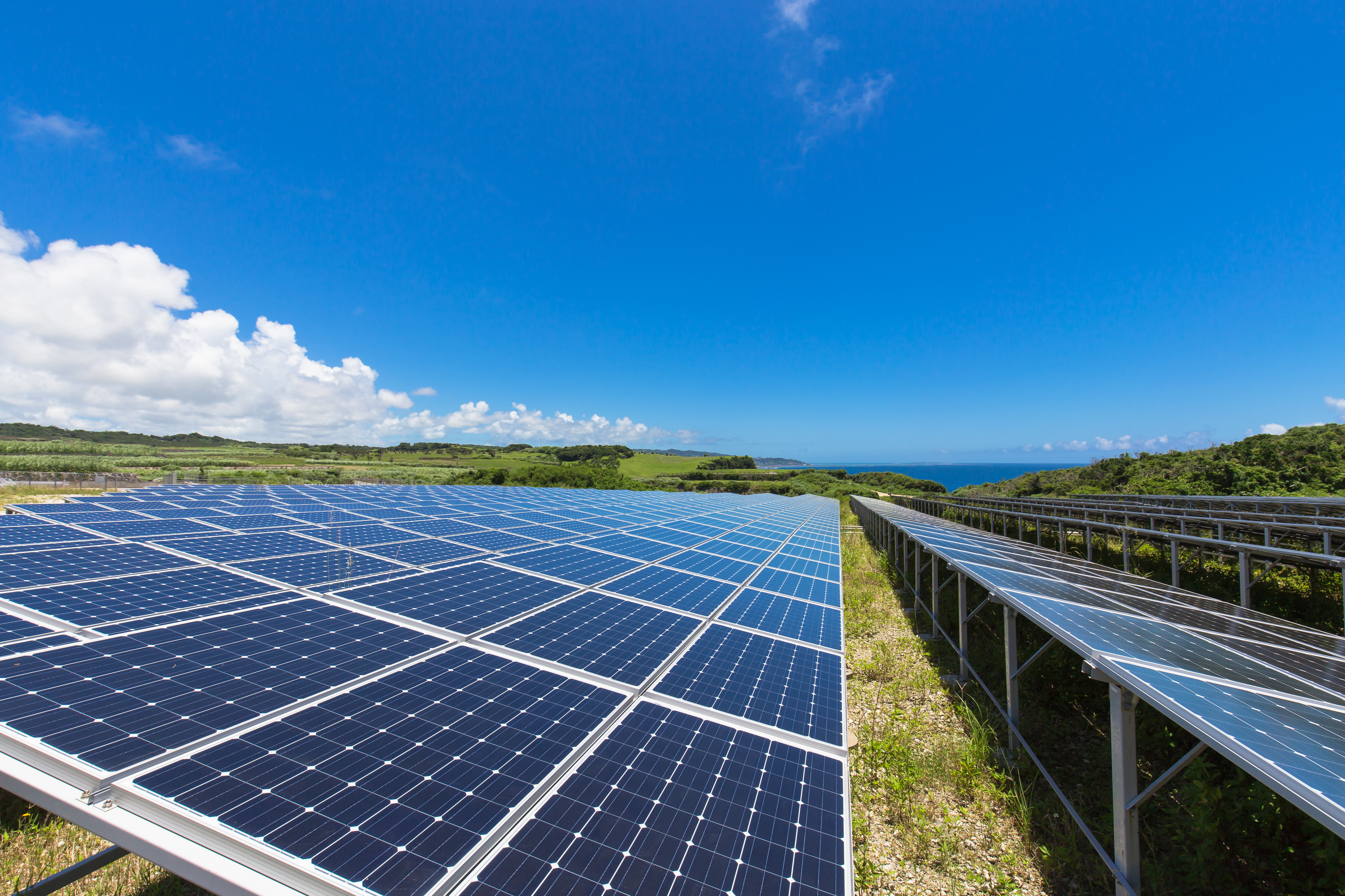 太陽光発電と青空